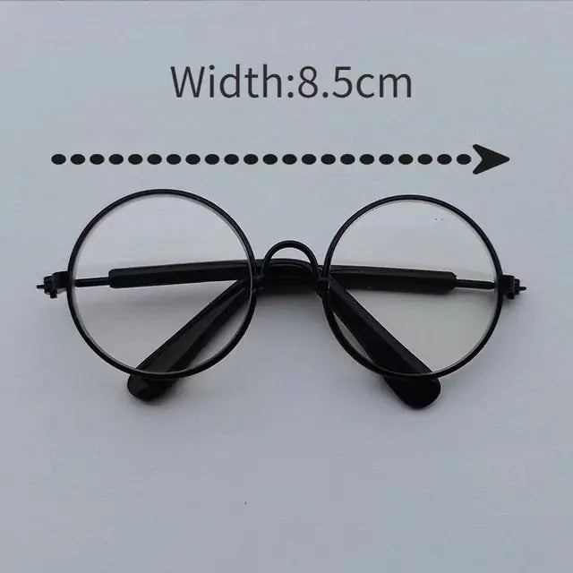 Glasses on a white background showing dimensions of 8.5 cm width 